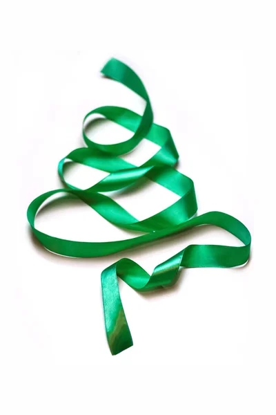 白い背景に鮮やかな緑色のリボンで作られたクリスマスツリーをクローズアップします 中テープの最小クリスマス休暇の背景 クリスマスの装飾フラットレイアウト 集中できない — ストック写真