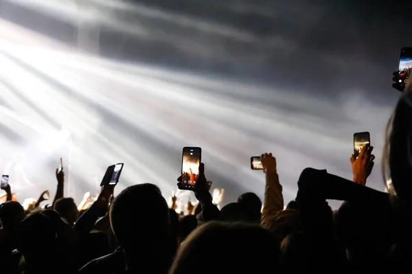 Volodymyr Ukraine 2021 Konzentrieren Sich Viele Menschen Mit Ihrem Smartphone — Stockfoto