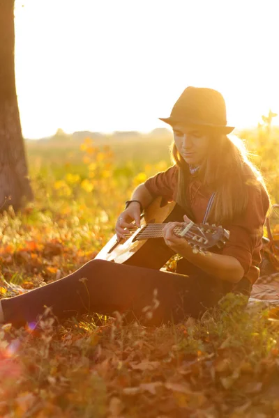 Sonbahar Tarlasında Günbatımında Gitar Çalan Defocus Genç Kadın Şapkalı Siluetli — Stok fotoğraf