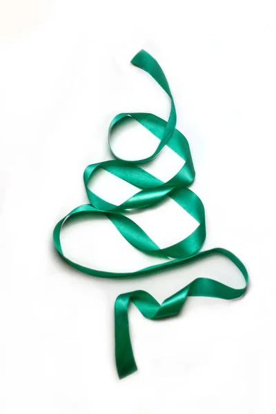 白い背景に緑のリボンで作られたクリスマスツリーをクローズアップします 中テープの最小クリスマス休暇の背景 クリスマスの装飾フラットレイアウト 集中できない — ストック写真