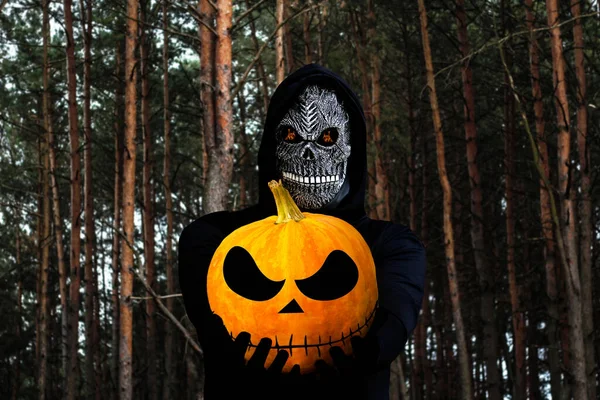 Tristo Mietitore Che Tiene Testa Zucca Halloween Uomo Maschera Morte — Foto Stock