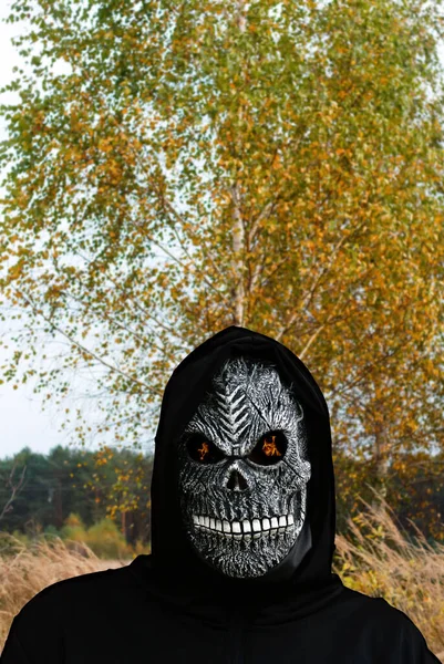 Retrato Perto Ceifador Sombrio Homem Máscara Morte Com Chama Fogo — Fotografia de Stock