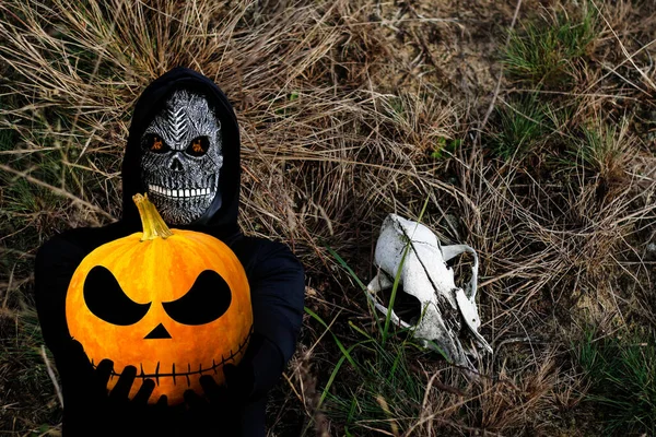 Ceifador Sombrio Segurando Cabeça Abóbora Halloween Homem Máscara Morte Com — Fotografia de Stock