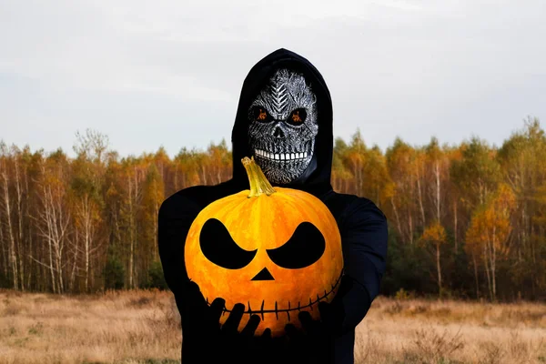 Ceifador Sombrio Segurando Cabeça Abóbora Halloween Homem Máscara Morte Com — Fotografia de Stock