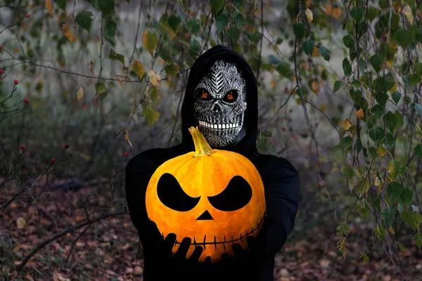 Ceifador Sombrio Segurando Cabeça Abóbora Halloween Homem Máscara Morte Com — Fotografia de Stock