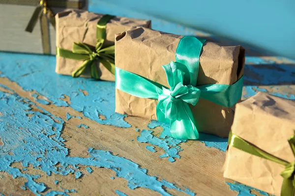 Vier Beschnittene Verpackte Vintage Geschenkboxen Mit Olivfarbener Seidenschleife Auf Blauem — Stockfoto