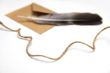 Estetik ip ve zarf, beyaz arka planda tüy kalem. Noel tatili kavramı. Noel Baba 'ya mektup. Dilek listesi. Eski kalem..