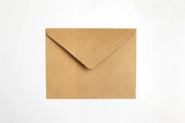白を基調としたブラウンのクラフトエンベロープ 白い背景にクラフトエコ封筒 クリスマス休暇のコンセプト サンタクロースへの手紙 — ストック写真