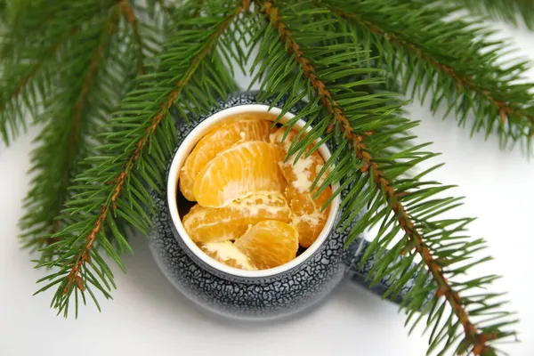 Mugg Lobulus Orange Mandarin Eller Mandarin Vit Bakgrund Kreativ Jul — Stockfoto