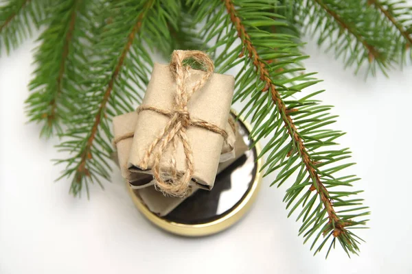 Top View Stapel Van Ambachtelijke Kleine Geschenken Staan Ronde Gouden — Stockfoto