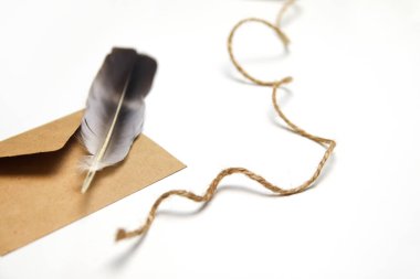 Estetik ip ve zarf, beyaz arka planda tüy kalem. Noel tatili kavramı. Noel Baba 'ya mektup. Dilek listesi. Eski tüy kalem. Geçmişi geri al.