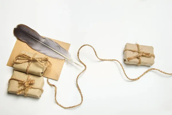 Craft Eco Seil Und Umschlag Federhalter Auf Weißem Hintergrund Weihnachtsferien — Stockfoto