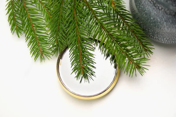 白い背景に丸い鏡の中の緑の天然モミの木の枝の反射 創造的な芸術クリスマスの概念 休日の気分 丸金蓋 — ストック写真