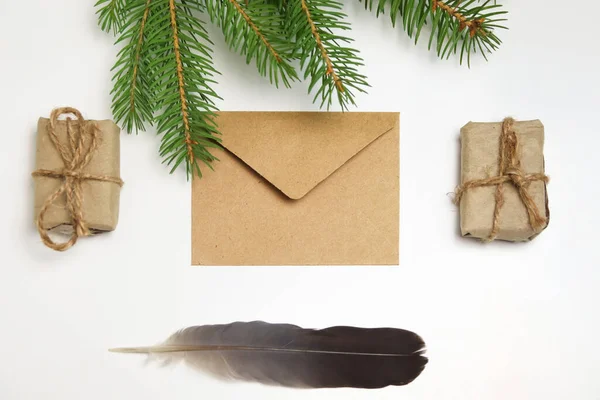 Sobres Ecológicos Artesanales Marrones Sobre Fondo Blanco Artesanía Pequeños Regalos —  Fotos de Stock