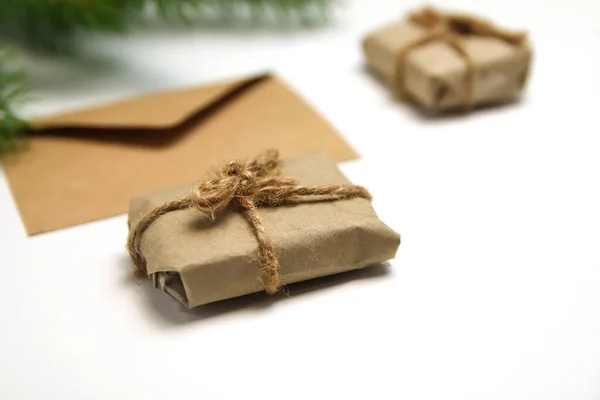 Artesanía Pequeños Regalos Navidad Sobre Fondo Blanco Sobres Ecológicos Artesanales —  Fotos de Stock