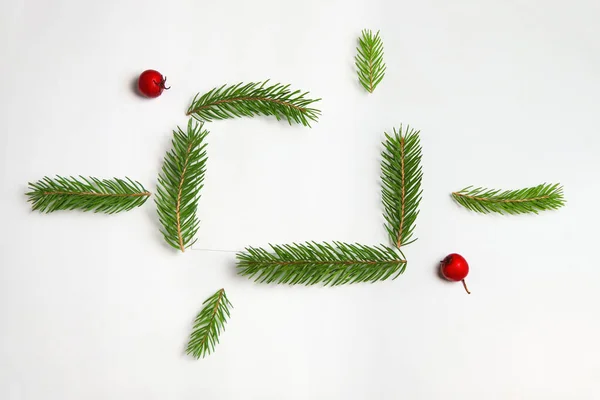 モミの枝やトウヒの枝のフレームと白い背景に隔離された赤い果実 緑の天然モミの木の枝 国境だ コピースペース クリスマスのパターン デザインのためのテンプレート 紙の白板 — ストック写真