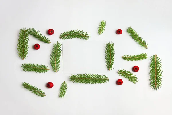 モミの枝やトウヒの枝のフレームと白い背景に隔離された赤い果実 緑のモミの木の枝 クリスマスの国境だ コピースペース デザインのためのテンプレート 紙の白いシート グリーティングカード — ストック写真