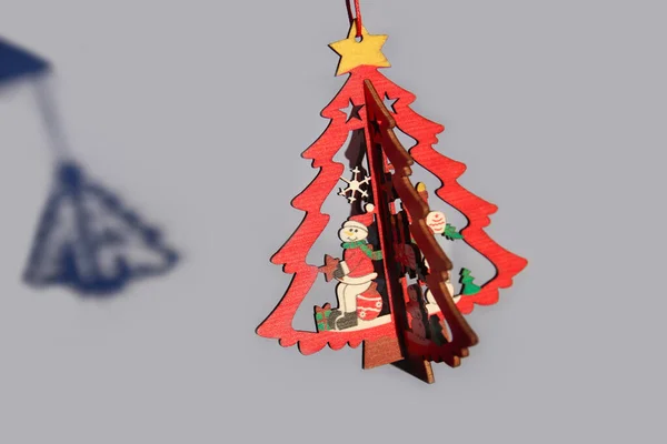 Kerstspeelgoed Houten Klein Model Winterdennenboom Met Gele Ster Grijze Achtergrond — Stockfoto