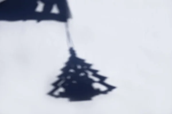 Defocus圣诞玩具 圣诞玩具的阴影与白色砖墙上的小圣诞树手牵手 光影玩具 在白色纹理背景上反射的阴影 黑人和白人 — 图库照片