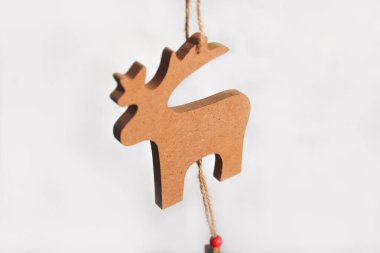 Beyaz arka planda izole edilmiş Noel geyiği oyuncağı. Beyaz arka planda küçük tahta model bir geyik oyuncağı. Noel geyiği asılıyor. Uzayı kopyala Kış tatili konsepti. Tasarım için Model.