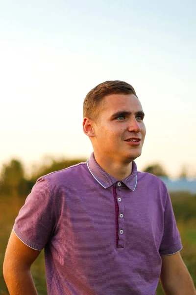 Молодого Человека Цели Портрет Улыбающегося Молодого Брюнетки Фиолетовой Рубашке Поло — стоковое фото