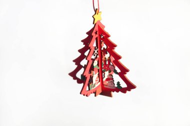 Noel ağacı oyuncağı. Beyaz arka planda izole edilmiş ahşap küçük model çam ağacı kıvrak zekalı sarı yıldız. Noel ağacı sallanıyor. Tebrik kartı. Boşluğu kopyala.