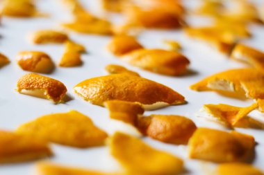 Yılbaşı arkaplanından çık. Beyaz arka planda yakın plan portakal ve mandalina kabukları. Bir sürü küçük kurumuş kabuk. Şablon. İzole edilmiş. Turuncu parlak renk. Xmas konsepti. Odaklanamıyorum.