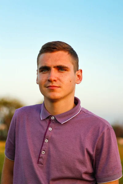 Молодые Люди Портрет Серьезного Молодого Брюнетки Фиолетовой Рубашке Поло Стоящего — стоковое фото