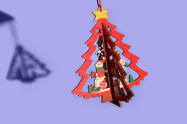Χριστουγεννιάτικο Παιχνίδι Ξύλινο Μοντέλο Χειμερινό Πεύκο Κίτρινο Αστέρι Μωβ Φόντο — Φωτογραφία Αρχείου