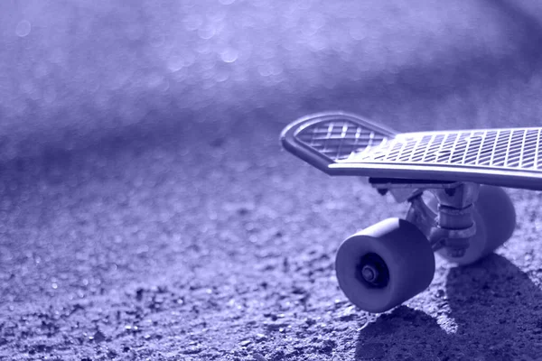 Defocus Zavřít Modrý Skateboard Ráno Parku Vedoucí Skateboardu Kola Silnici — Stock fotografie