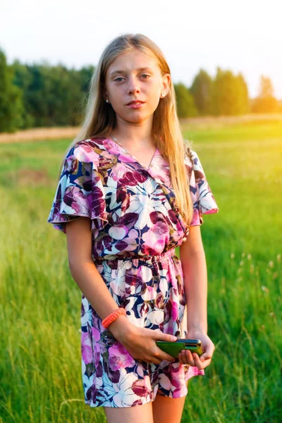Portrait Adolescente Pose Tenant Téléphone Intelligent Vue Face Charmante Adolescente — Photo