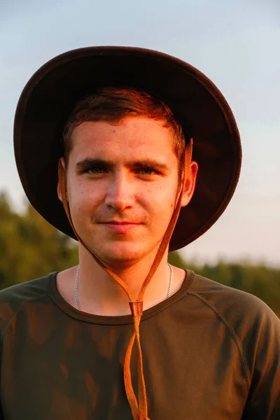 Молодой Человек Улыбается Фермеру Ковбойской Шляпе Сельскохозяйственном Поле Закате Солнечной — стоковое фото