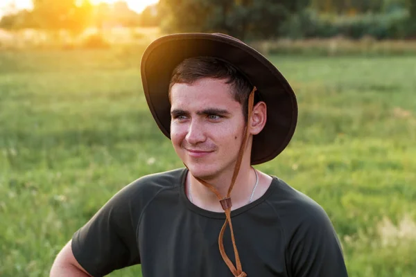 Joven Granjero Sonriente Con Sombrero Vaquero Campo Agrícola Atardecer Con —  Fotos de Stock