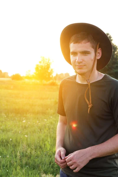 Молодий Фермер Ковбойському Капелюсі Сільськогосподарському Полі Заході Сонця Сонячним Спалахом — стокове фото