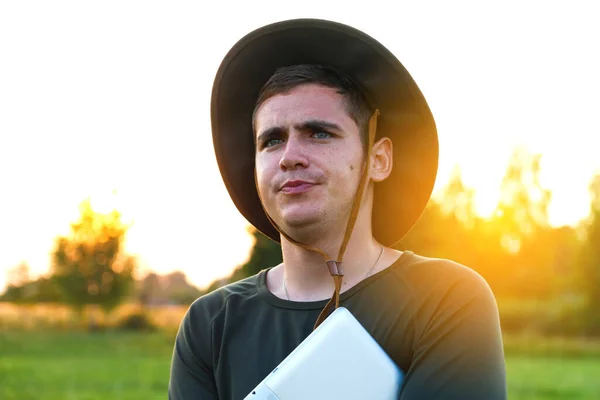 Young Man Farmer Cowboy Hat Agricultural Field Sunset Holding Tablet — Stockfoto