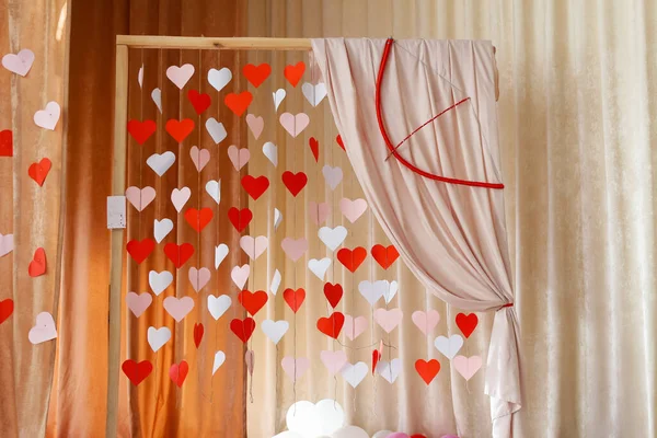 Dia dos Namorados fundo com corações de papel. O coração vermelho e branco forma em fundo arco de madeira no conceito de amor para 14 Fevereiro. Conceito de amor — Fotografia de Stock
