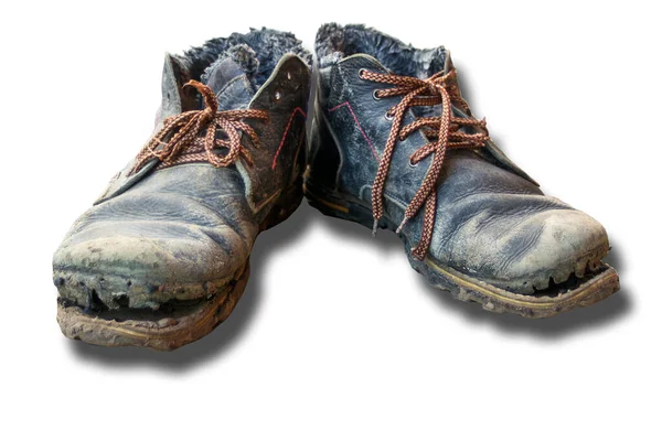 İzole edilmiş bir çift kirli bot. Eskimiş koyu mavi deri ayakkabılar ve beyaz arka planda kahverengi bağcıklar. Yoksulluk, evsizlik, parasızlık kavramı. Seçici odak. — Stok fotoğraf