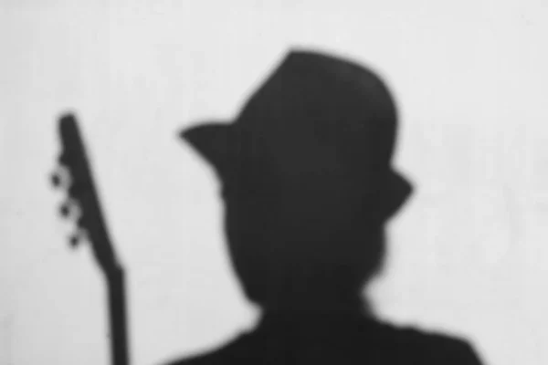 Abstrakte Personensilhouette Mit Hut Und Gitarre Auf Grauem Hintergrund Musikkonzept — Stockfoto