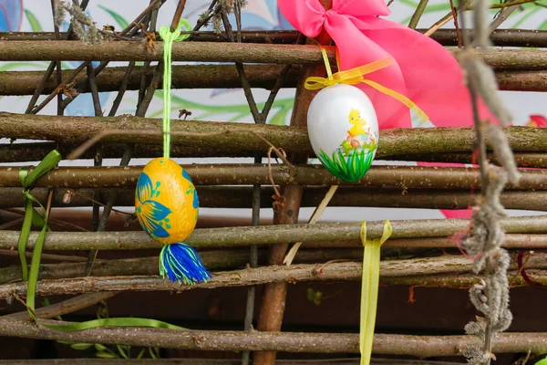 Velikonoční vajíčka zblízka. Ruční diy domácí dekorace exteriéru s barevnými velikonočními vejci na dřevěném plotě. Myšlenka kreativity. Ukrajinská tradice. Boční pohled — Stock fotografie