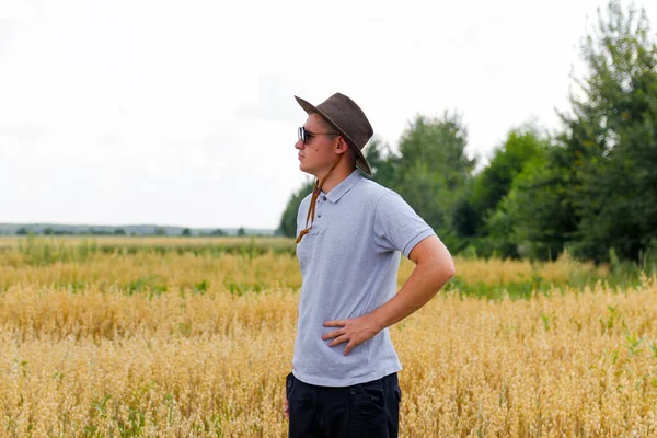 Врожай Врожай Портрет Фермера Стоїть Полі Золотої Пшениці Блакитним Небом — стокове фото