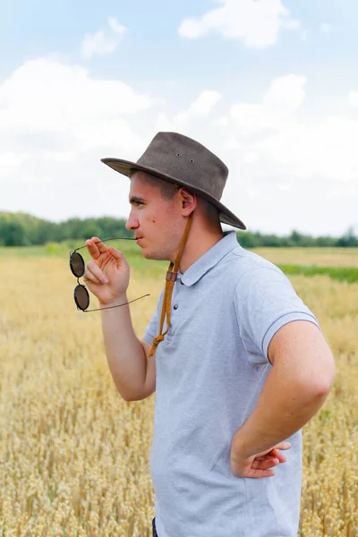 Cosechadora Hombres Negocios Retrato Del Agricultor Pie Campo Trigo Oro —  Fotos de Stock