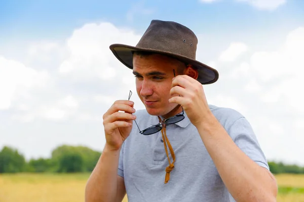 Mann Mit Sonnenbrille Porträt Eines Bauern Goldenen Weizenfeld Mit Blauem — Stockfoto