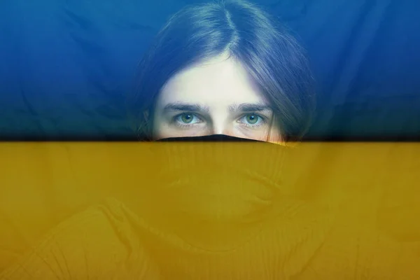 Rusya ve Ukrayna arasındaki savaş. Üzücü manzaralı genç bir kadın kameraya bakıyor. Sanat portresi. Akıl sağlığı konsepti. Depresyonun yüzü. Siyah arka planda yeşil gözlü beyaz kadın..