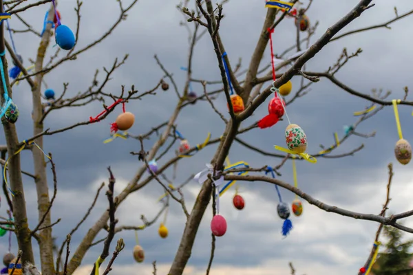 Muchos Huevos Pascua Decorados Aire Libre Decoración Exterior Casera Hecha —  Fotos de Stock