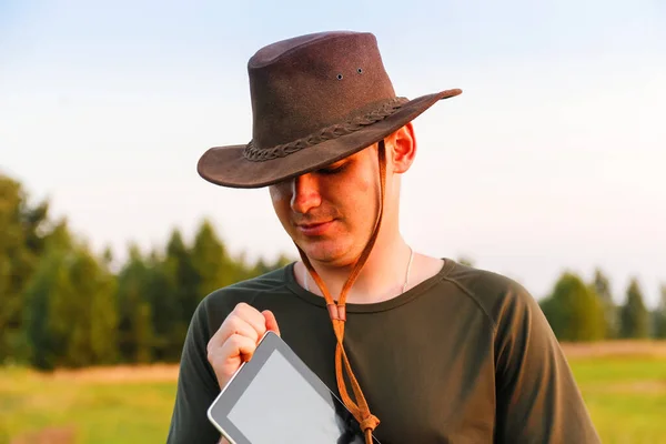 Молодой Человек Задел Фермера Ковбойской Шляпе Сельскохозяйственном Поле Держащего Планшет — стоковое фото