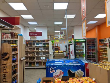 Volodymyr, Ukrayna - 13.02.2022: süpermarket koridoru ve raflar ve farklı ürünler. Renkli raflarla dolu süpermarket koridoru. Perakende kavramı.