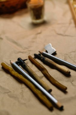 Paschal yumurtalarını süslemek için aletler, Pysankas. Kırsal bir geçmişi var. Kalem ve kalem koleksiyonu. Yumurta çizmek için ev yapımı kalem. Tatil için hazırlık. El işi kağıdı. Gelenek işte. Dikey.