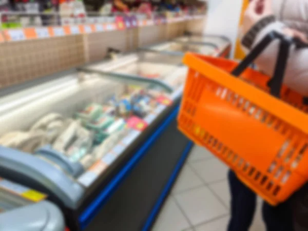 Defocus Kobieta Trzyma Koszyk Supermarketu Rozmyte Tło Różnych Produktów Stojąc — Zdjęcie stockowe