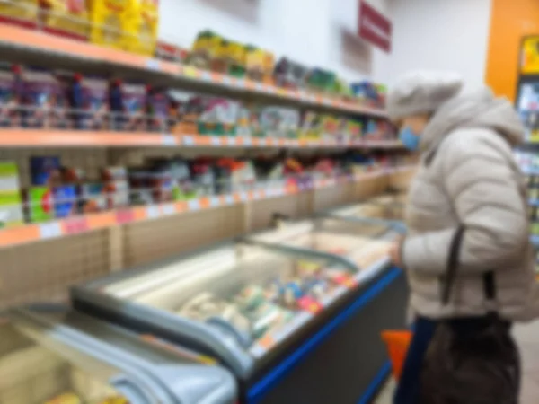 Defocus Mulher Segurando Cesta Supermercado Desfocado Fundo Com Diferentes Produtos — Fotografia de Stock