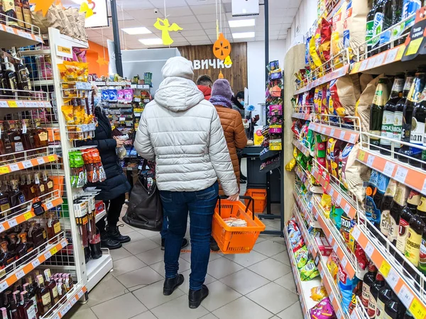 Volodymyr Ukrajina 2022 Žena Stojící Supermarketu Pozadí Různými Produkty Stojící — Stock fotografie